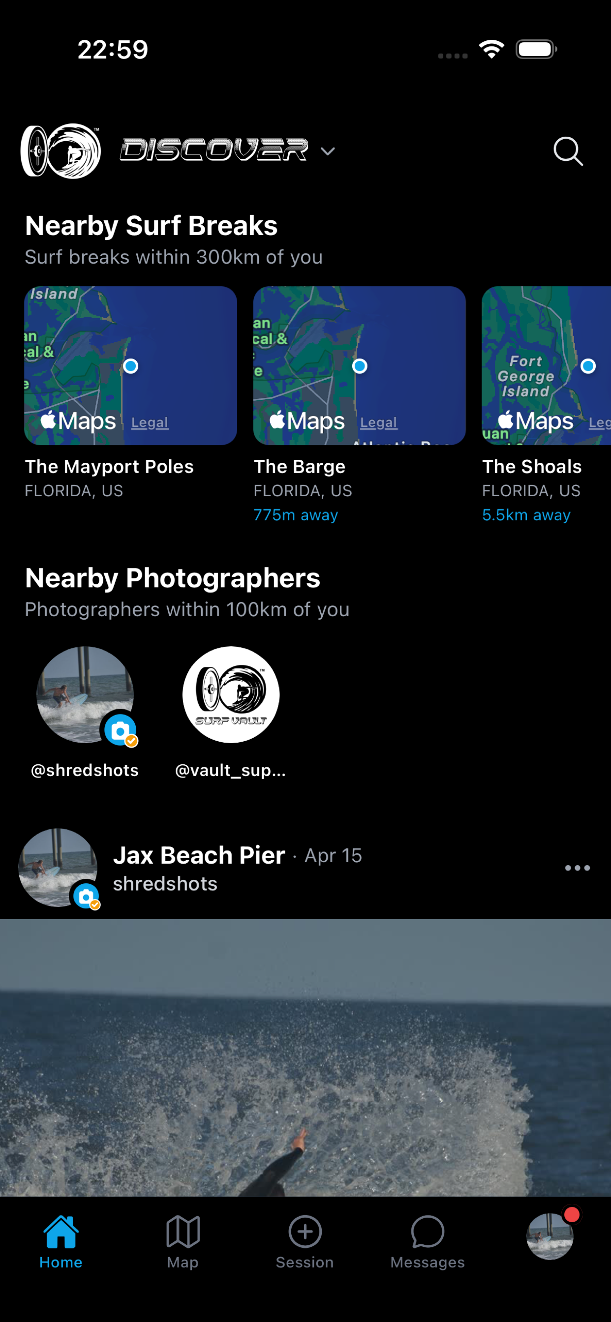 Feed de descubrimiento de SurfVault — spots y fotógrafos cercanos